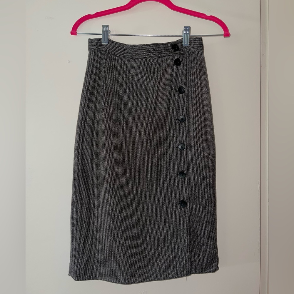 H&M MIDI Skirt. Size 6. In good condition. Back zip closure.